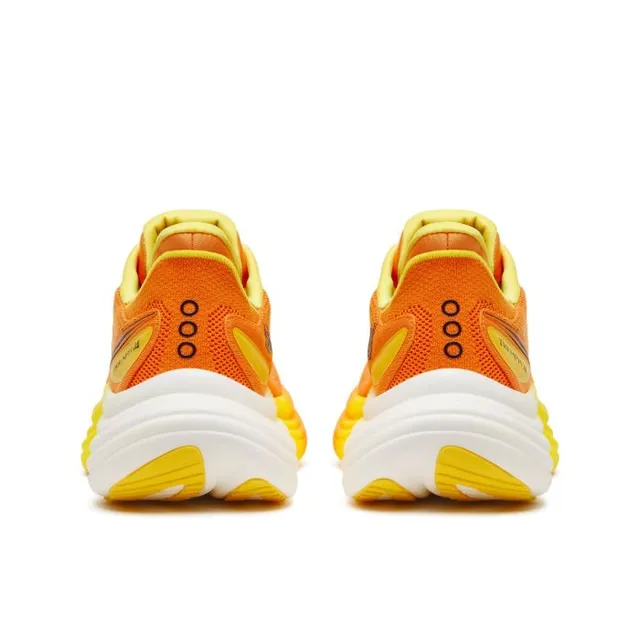 Saucony Løpesko M Triumph 24 43 Myk mengdesko for lange turer - Fuego 
