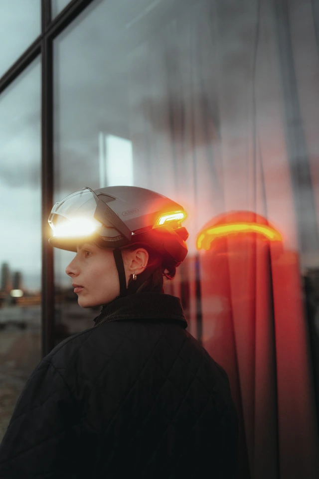 Abus Sykkelhjelm Hyp-E Bl.ACE M Smart hjelm med integrerte lys - vt 